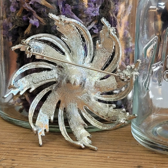 Sarah Coventry Brooch Flower with Faux Pearl Center - Picture 5 of 7